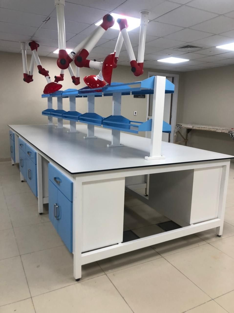 Island bench with articulated fume-extraction arms