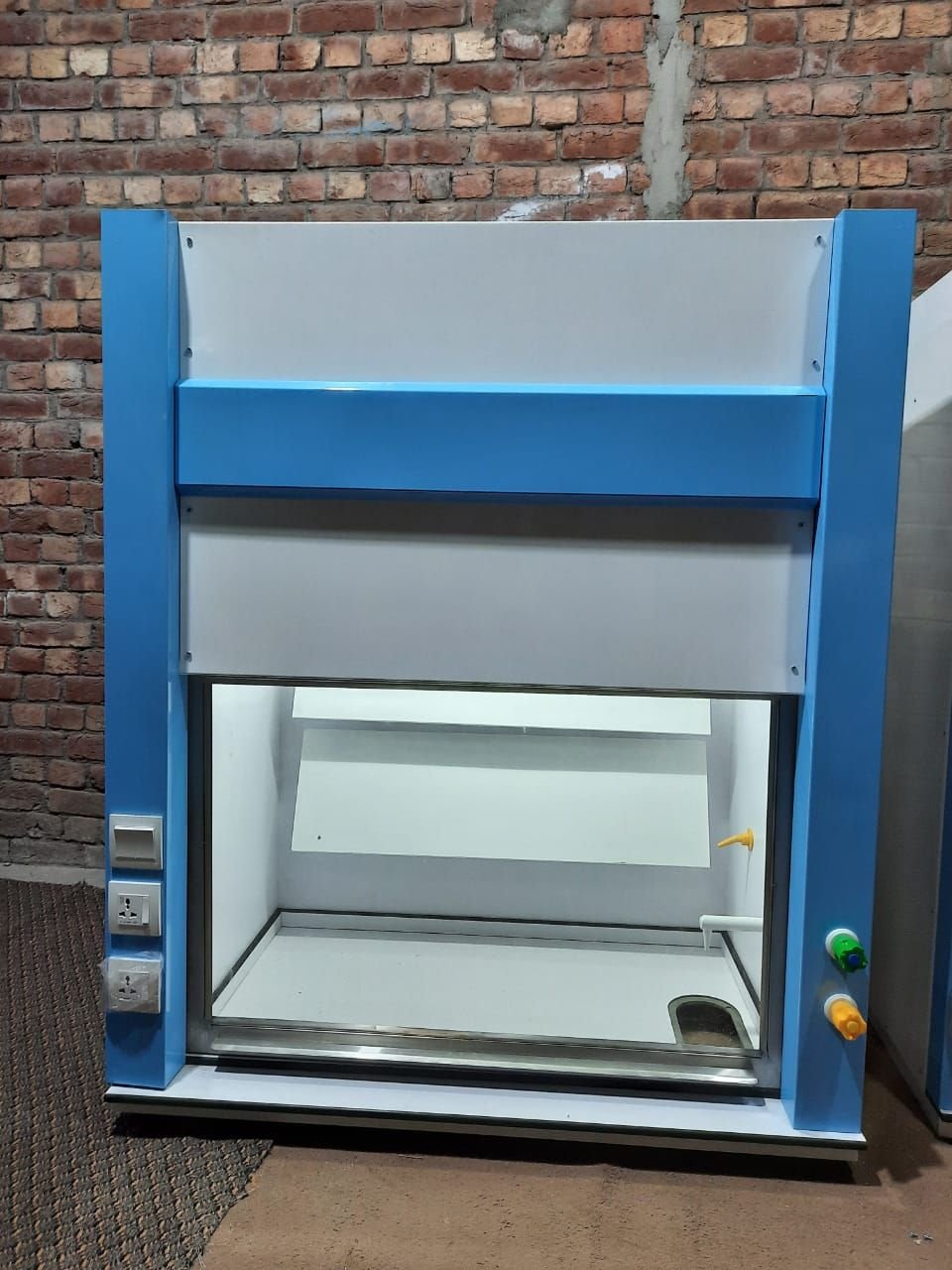 Walk-in laboratory fume hood, front view